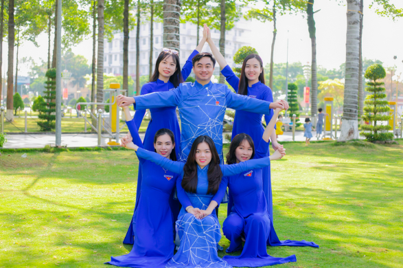 Hình người mặc áo xanh đứng giữa ánh sáng – tượng trưng cho sự tĩnh lặng và an nhiên nội tại.