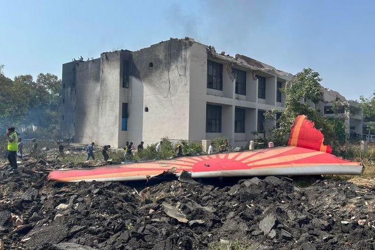 Mơ thấy máy bay đổ xuống gần mình