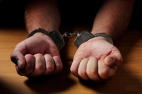 Giải mã giấc mơ thấy mình bị bắt và điềm báo sắp xảy ra