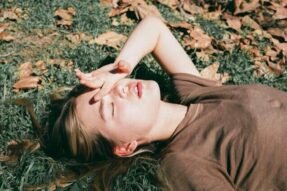 Mơ thấy nằm đất tiết lộ điều gì về tinh thần và vận hạn?