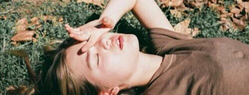 Mơ thấy nằm đất tiết lộ điều gì về tinh thần và vận hạn?