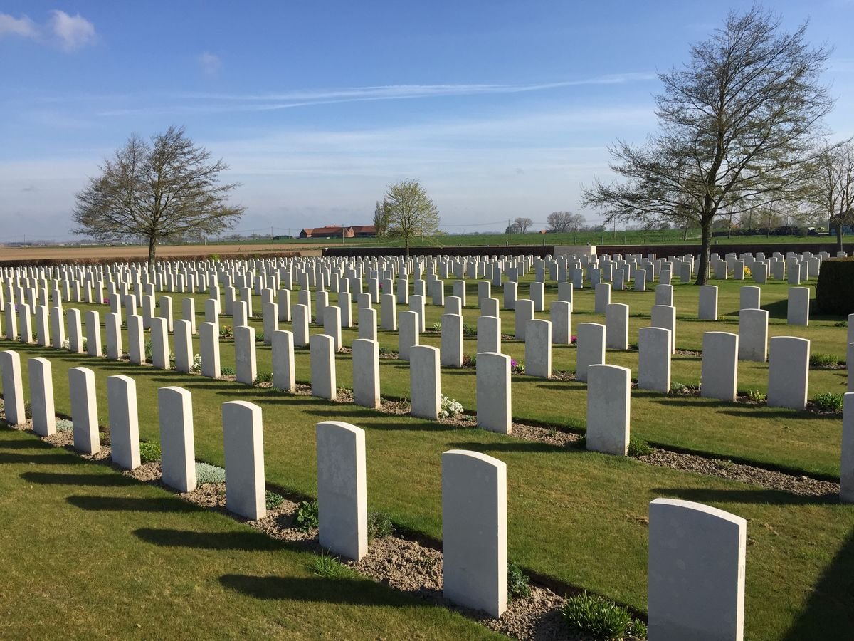 Nghĩa địa trong tiềm thức đại diện cho quá khứ, ký ức, những điều đã kết thúc hoặc bị lãng quên