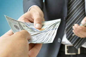 Mơ Thấy Người Lạ Cho Tiền – Giải Mã Giấc Mơ Và Con Số May Mắn Liên Quan