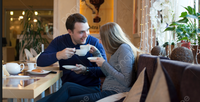 Nụ cười nhẹ và ánh nhìn gợi nhớ những kỷ niệm xưa.