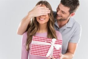 Mơ thấy người yêu tặng quà – Dấu hiệu của hạnh phúc hay lời nhắn gửi