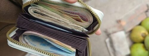 Giấc mơ thấy nhặt được ví tiền – Khám phá phong thủy, điềm báo và con số may mắn