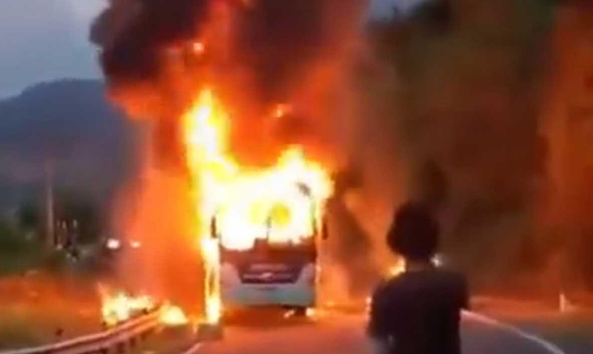  Người đứng nhìn chiếc xe bốc cháy với ánh sáng phản chiếu trên khuôn mặt – thể hiện sự thay đổi và hy vọng.