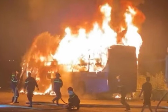 Cảnh tượng nhiều người đang cố dập lửa cho chiếc xe, ánh lửa phản chiếu khắp không gian – tạo cảm giác chân thật.