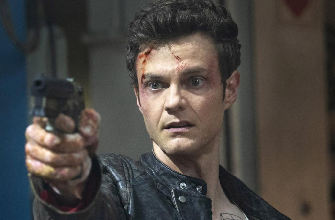  Hình ảnh người nam cầm súng lục, ánh mắt căng thẳng – biểu tượng cho sự mâu thuẫn nội tâm.