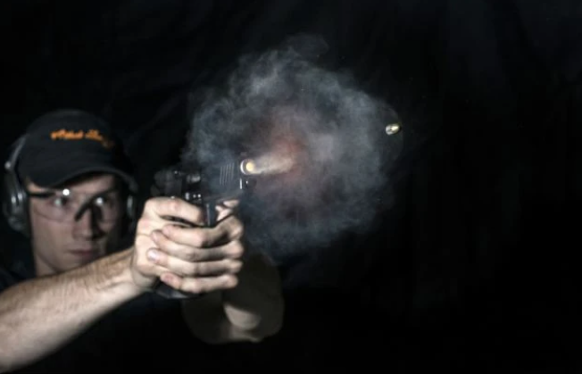 Hình ảnh người đang đứng giữa khói súng tan dần, biểu tượng cho việc buông bỏ sợ hãi và tái sinh năng lượng mới.