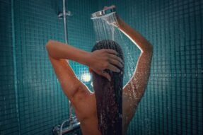 Mơ thấy tắm nước trong – Giải mã giấc mơ thanh khiết hé lộ vận may và tài lộc