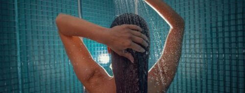 Mơ thấy tắm nước trong – Giải mã giấc mơ thanh khiết hé lộ vận may và tài lộc