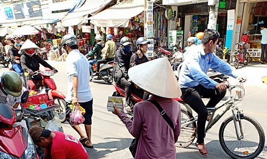 Người bán vé số tượng trưng cho sự nỗ lực không ngừng để tìm kiếm cơ hội.