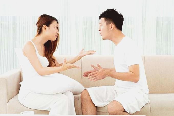 Mơ thấy vợ chồng cãi nhau vì tiền bạc