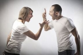 Mơ thấy vợ chồng cãi nhau tiết lộ điều gì về tình cảm hiện tại?