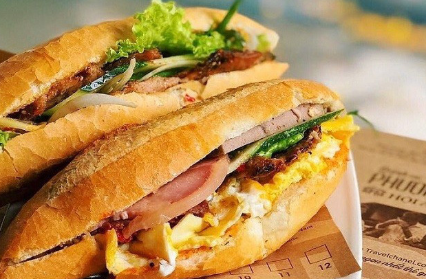 Ảnh cận cảnh ổ bánh mì giòn rụm, lớp nhân thơm phức, thể hiện sự no đủ và hạnh phúc.
