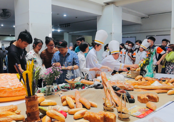 Một nhóm người đang thưởng thức bánh mì trong quán nhỏ, biểu tượng cho sự chia sẻ và đồng cảm.