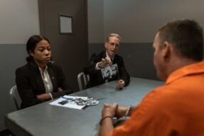 Mơ Thấy Bị Bắt Giam Báo Hiệu Sự Ràng Buộc Và Thức Tỉnh Nội Tâm