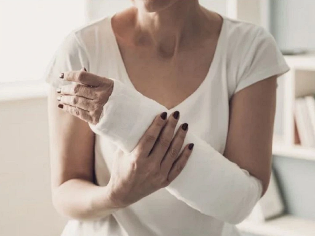 Mơ thấy người khác bị gãy tay