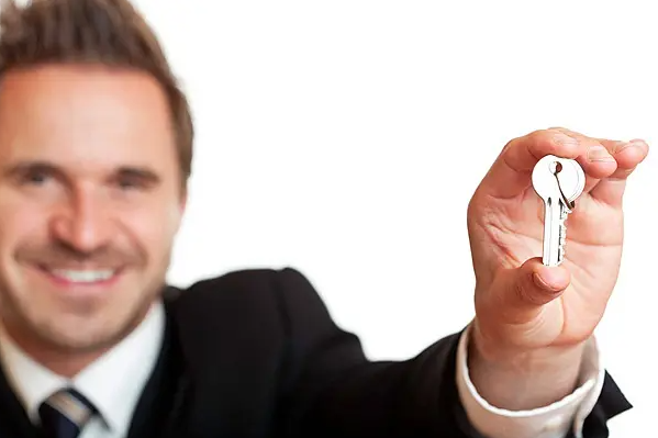  Bàn tay nhặt được chiếc chìa khóa sau thời gian dài tìm kiếm đầy hy vọng.