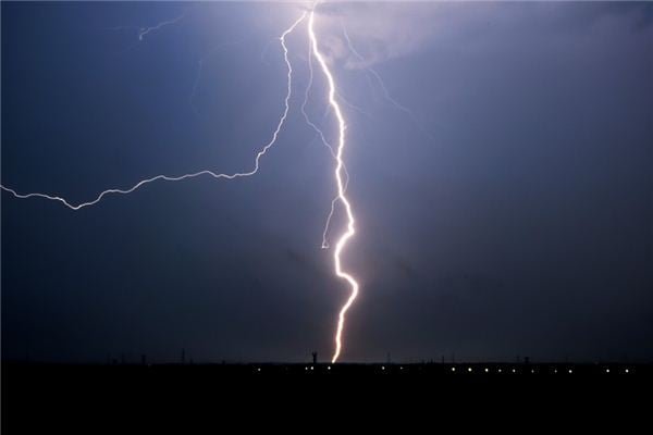 Giải mã giấc mơ bị sét đánh