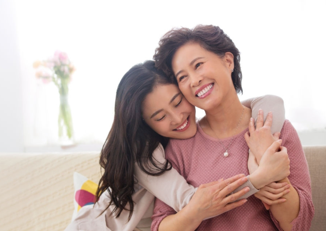 Hình người con ôm mẹ sau khi hòa giải, thể hiện sự yêu thương và bao dung.