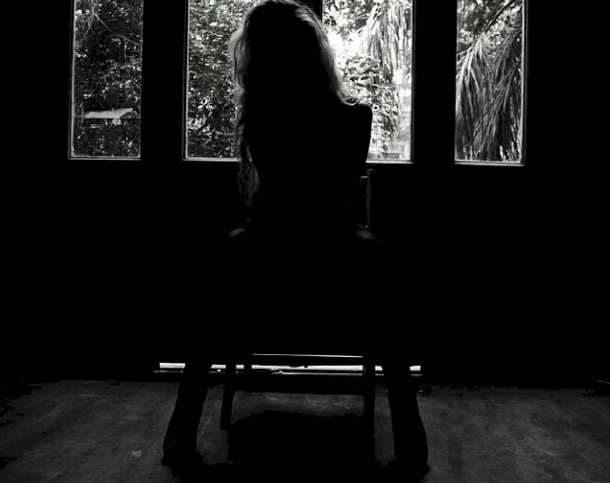 Hình minh họa giấc mơ – căn phòng với ánh sáng mờ, người mẹ quay lưng buồn bã.