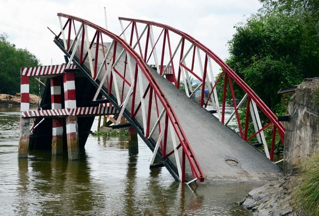 Mơ thấy cầu sập khi đang đi qua