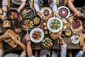 Mơ Thấy Đi Ăn Tiệc Mang Đến Niềm Vui Và Điềm Báo May Mắn