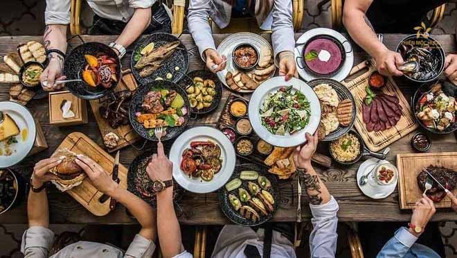 Giải mã giấc mơ thấy đi ăn tiệc