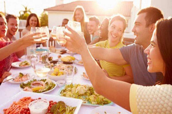 Mơ thấy đi ăn tiệc thường là biểu hiện của niềm vui