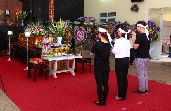 Biểu trưng cho sự thanh tịnh và kết thúc chu kỳ cũ trong giấc mơ thấy đi đám tang.