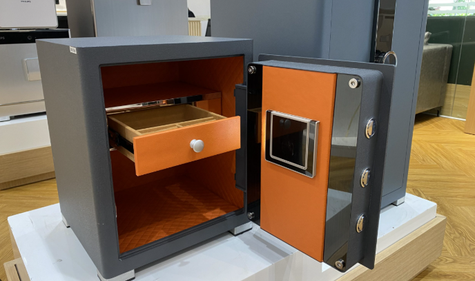 Một căn nhà nhỏ với két sắt mở, tượng trưng cho sự mất mát và cảnh báo tài chính 