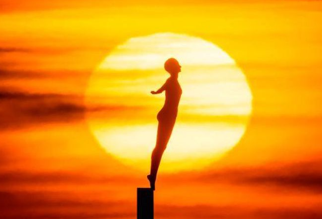 Khi mơ thấy mình bay lên trời, đó là lời nhắn rằng giấc mơ và hiện thực có thể gặp nhau ở điểm khởi đầu của niềm tin.