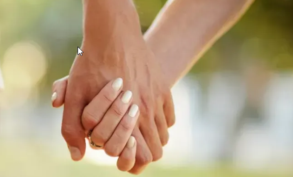 Mơ thấy người yêu chủ động nắm tay