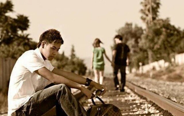 Mơ thấy người yêu nắm tay người khác