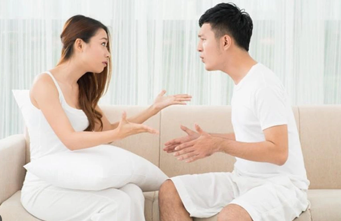 Hình minh họa giấc mơ một cặp đôi đang cãi vã, thể hiện cảm xúc buồn bã và nghi ngờ