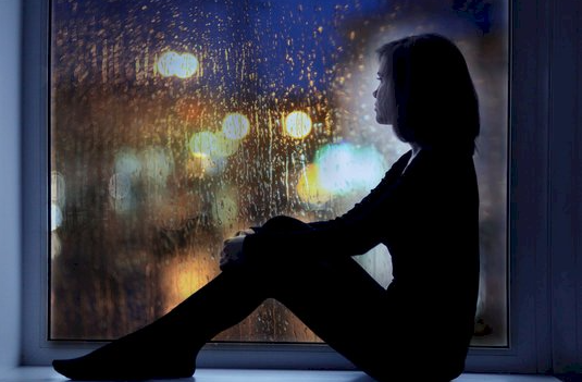 Cảnh cô gái buồn bã bên cửa sổ, gợi cảm xúc cô đơn và tự vấn