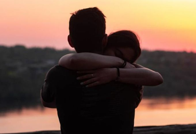 Cặp đôi ôm nhau sau một cuộc cãi vã, biểu tượng cho sự tha thứ và gắn kết