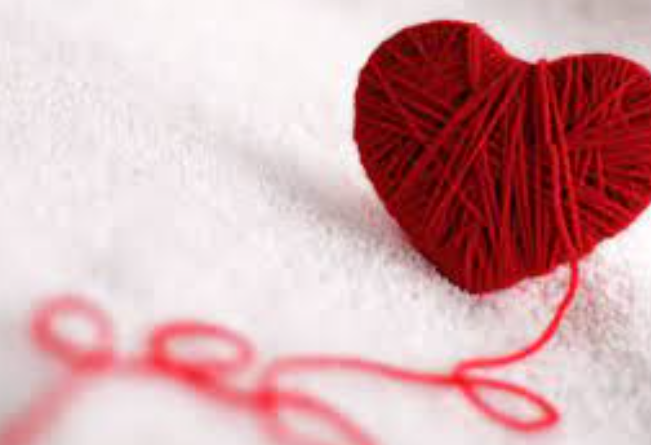 Bức tranh biểu tượng trái tim đang được vá lại bằng sợi chỉ đỏ – tượng trưng cho sự hàn gắn
