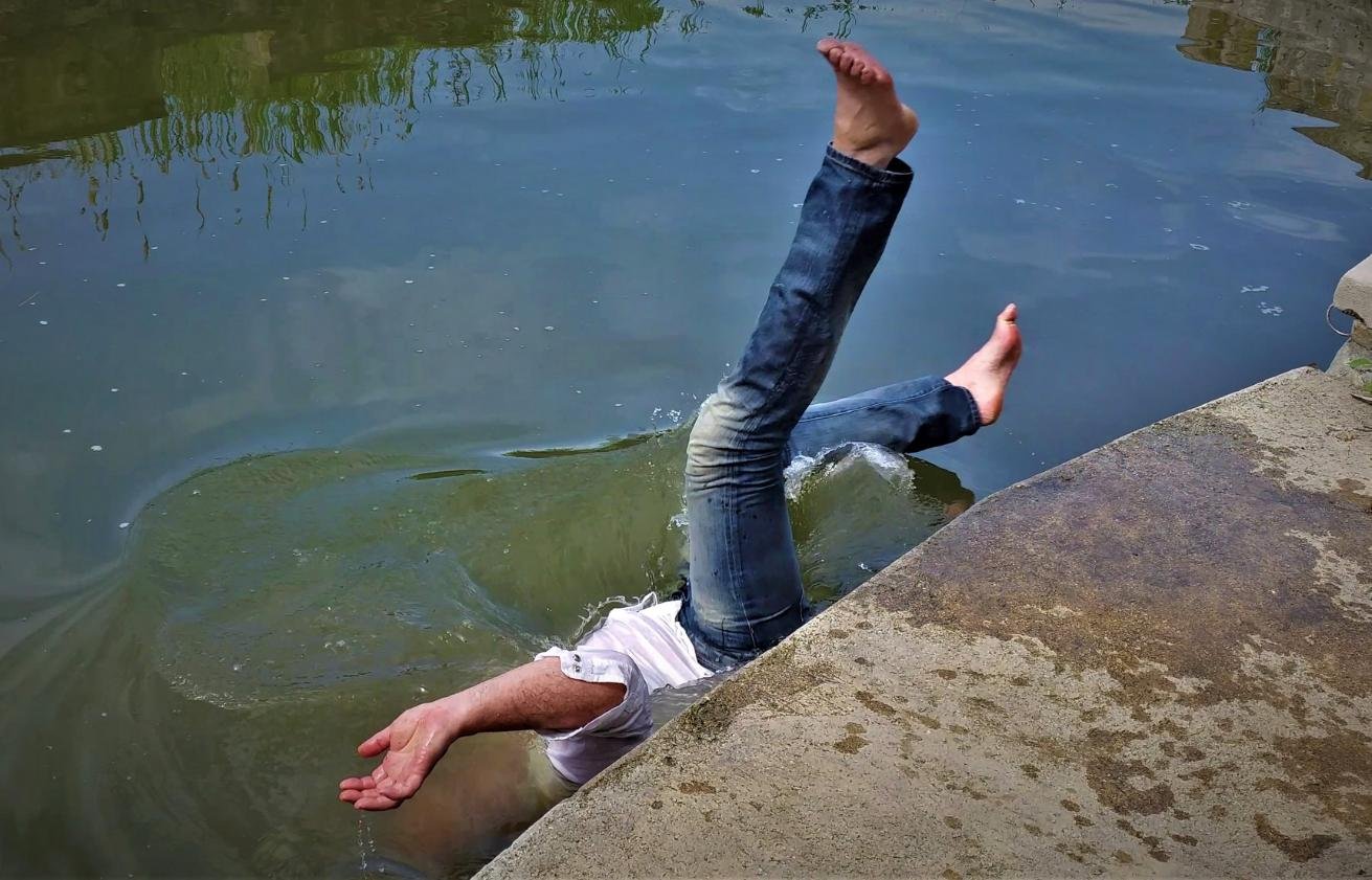 Mơ thấy trượt ngã xuống nước mang ý nghĩa về cảm xúc và tâm lý