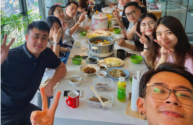 Không khí ăn trưa vui vẻ giữa các đồng nghiệp, tượng trưng cho sự hòa hợp và cơ hội trong công việc.