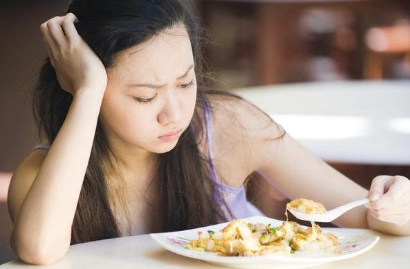 Hình ảnh bữa ăn nhạt nhẽo thể hiện cảm giác thiếu trọn vẹn trong giấc mơ.