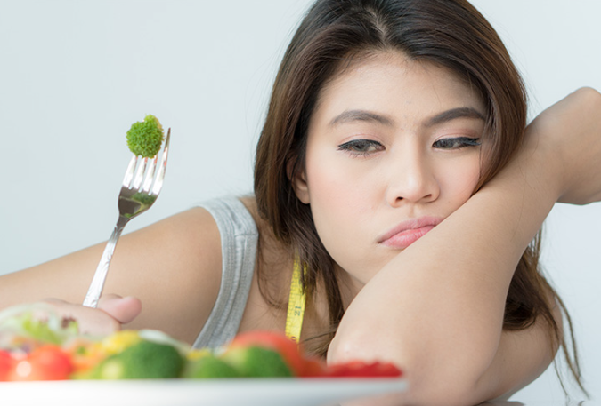 Công việc và tiền bạc được ẩn dụ qua bữa ăn thiếu hương vị.