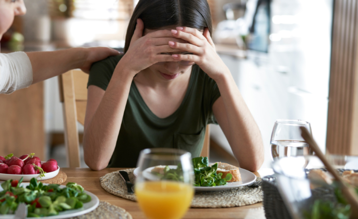 Bữa ăn gia đình buồn thể hiện sự xa cách trong quan hệ.