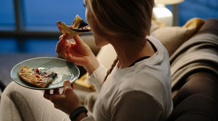 Hình ảnh ăn khuya một mình thể hiện rõ trạng thái mơ thấy ăn khuya.