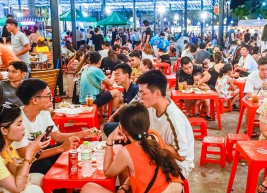 Cảm giác no đủ trong bữa ăn đêm liên hệ trực tiếp đến mơ thấy ăn khuya.