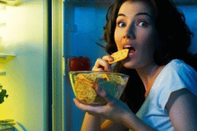 Mơ Thấy Ăn Khuya Và Những Thông Điệp Đặc Biệt Từ Tiềm Thức