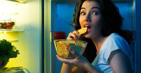  Khung cảnh sinh hoạt đêm gợi liên tưởng trực tiếp đến mơ thấy ăn khuya.